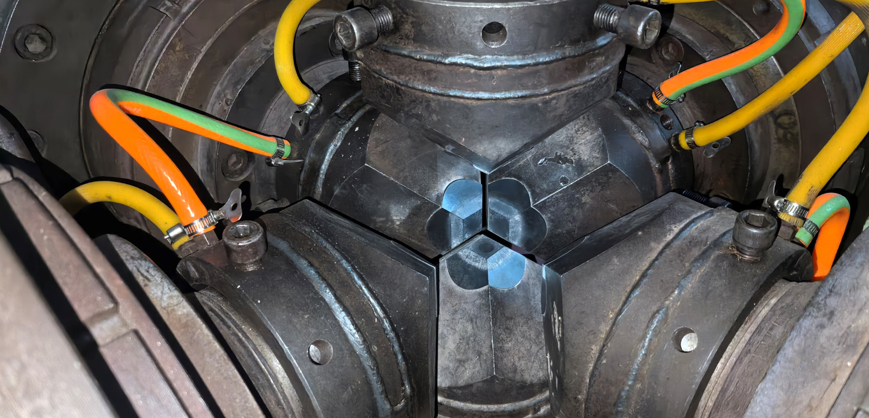 Ultra-high-pressure press for PDC cutter manufacturing